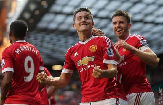 借助他的年 借助他的年